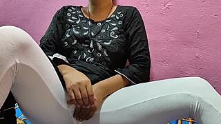 इंडियन गर्ल होटल रूम में अपनी टाइट चूत फिंगरिंग से एक्सप्लोर करती है। देसि वाइब्स इस स्टीमी वेबकैम सेशन को ले लेती है।