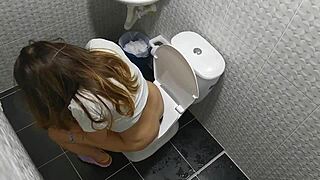 I can’t stop watching my stepsister’s amazing ass in the bathroom!