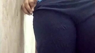 देसी स्टेप सिस बाथरूम में पकड़ी गई, स्नीकी अस प्ले के लिए।