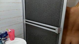 Me masturbo viendo el hermoso cuerpo de mi hermanastra, homemade spanish teen with big black cock