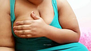 डेम, देखो ये सेक्सी देसी इंडियन आंटी मुझे वाइल्ड कर रही है!