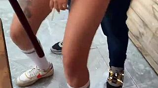 18+ युवती आउटडोर्स में नंगी होती है और फ्रेंड्स हाउस पर