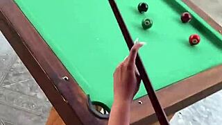 18+ युवती आउटडोर्स में नंगी होती है और फ्रेंड्स हाउस पर