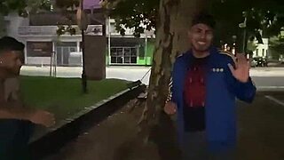 18+ युवती आउटडोर्स में नंगी होती है और फ्रेंड्स हाउस पर