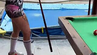 18+ युवती आउटडोर्स में नंगी होती है और फ्रेंड्स हाउस पर