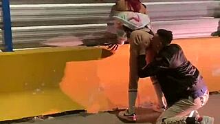 18+ युवती आउटडोर्स में नंगी होती है और फ्रेंड्स हाउस पर