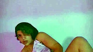 jugando con mi dildo y vibrador al mismo tiempo doble penetracion