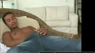 Novinho Dotado EXIBINDO Sua VARA Grossa De 25cm