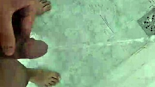 mijando gostoso no banho with cute brazilian twink