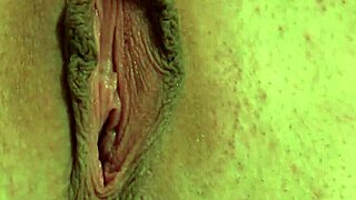 Solo girl’s close-up masturbation in high definition video