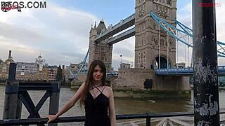 Flashing my pussy in London outdoors, upskirt under skirt 😏