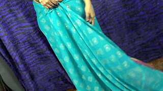 शर्मीली भारतीय लड़की बॉयफ्रेंड के लिए पैर फैलाती है!