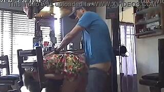 स्पाईकैम पकड़ता है मेरे 40 साल के हसबैंड को 19 साल की पड़ोसी के साथ धोखा करते हुए