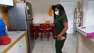 zorra mayor seduce a un macho joven en romance tabú