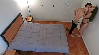 होटल रूम में चीटिंग वाइफ बस्टी - अमेचर क्लिप