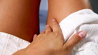 क्या सौतेली माँ ने उसे अपनी पैंटीज़ के साथ जर्क करते हुए पकड़ा और मदद की?