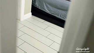 क्या सौतेली माँ ने उसे अपनी पैंटीज़ के साथ जर्क करते हुए पकड़ा और मदद की?