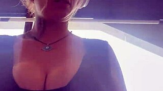 Treinando na academia eu corri tanto que meu peitos pulou pra fora fiquei com minto tes�o com essa cena que chega fiquei molhada