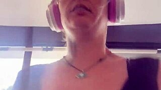 Treinando na academia eu corri tanto que meu peitos pulou pra fora fiquei com minto tes�o com essa cena que chega fiquei molhada