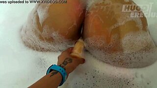 चब्बी पेरुवियन टीन 18+ जकूज़ी कास्टिंग सेशन में