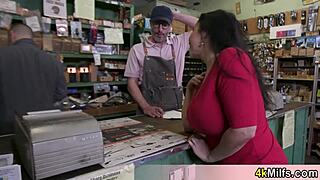 बस्टी निम्फो हाउसवाइफ को अभी चाहिए! वह हब्बी की शॉप में वाइल्ड एक्शन के लिए स्टॉर्म करती है!