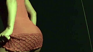 Sex4u com incr�vel strip-tease de thaina perez, ass latina thai asian big ass clothes ripped dancing pornstar brazilian undressing