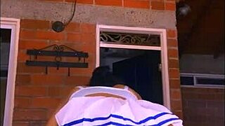 La Madrastra de Su Amiga Tiene Una Voz Suave y Sensual