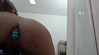 chamei o encanador e sentei com minha buceta e meu cuzinho apertado no cano dele