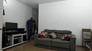 chamei o encanador e sentei com minha buceta e meu cuzinho apertado no cano dele