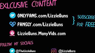 लिज़े बन्स 12-इंच लॉलीपॉप को टाइट गंद में धकेलती है