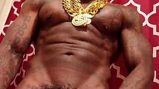 बीबीसी वर्शिप हललूजा जॉनसन ने सोलो मास्टरबेशन में विशाल काला लंड हिलाया