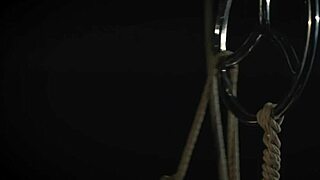 रस्सी में बंधी 18+ लड़की को इंटेंस बीडीएसएम सेशन में जोर से थप्पड़