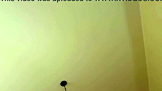 mi hermanastra enseña a usar condón con besos