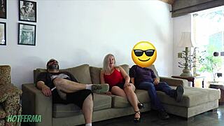 esposa infiel fodendo com amigo ao lado do corno 😏