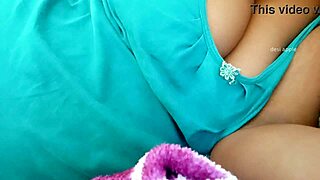 look at those sexy indian bhabhi boobs!