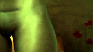 Sexy brunette flickering fire के पास नंगी होकर strip करती है