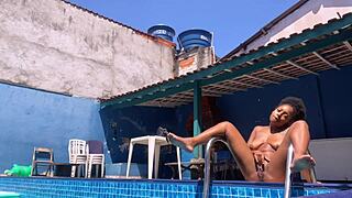 Girl dancing funk naked in the backyard of her house