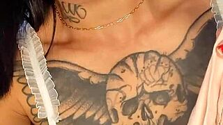 EMPREGADINHA SAFADA Shows Off Sexy Moves