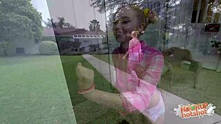 च्लो चेरी की गीली चूत में क्रीम डालो अभी!