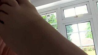 वाह! लेस्बियन सेडक्शन स्टीमी हॉट सेक्स में बदल जाती है!