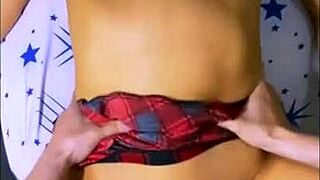 La amiga del vecindario sedujo al chico del apartamento de al lado pero no se dio cuenta de que estaba siendo observada por las cámaras de seguridad