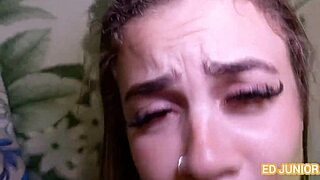 कैम गर्ल लिंगरी में झुकी हुई इंटररेसल एकशन के लिए