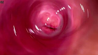 कैमरा मेरी क्रीमी गीली चूत में ज़ूम इन करता है, क्लोज-अप