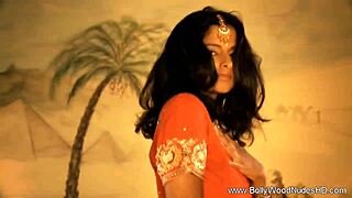ओरिएंटल सुंदरी नंगी डांस से अपनी सेक्सी अपील दिखाती है