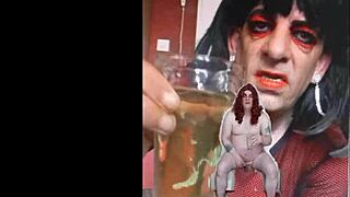 hey, this bisexual sissy guy is naked and swallowing pee lol 😳