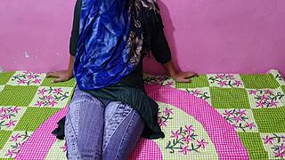 देखा क्या इस सेक्सी देसी लड़की को क्लासरूम में बॉयफ्रेंड का लंड चूसते?