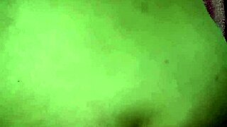 A puta arregaçou o rabo largo com uma garrafa ela adora uma putaria ousada