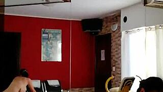 joven desconocido disfruta de una buena cojida de mi mujer por dinero