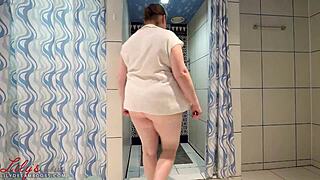 मेरे बड़े स्तन झुला रही हैं 😏