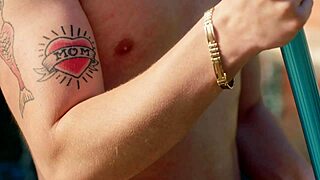 Curvy blonde milf Ainslee seduces delivery boy boldly